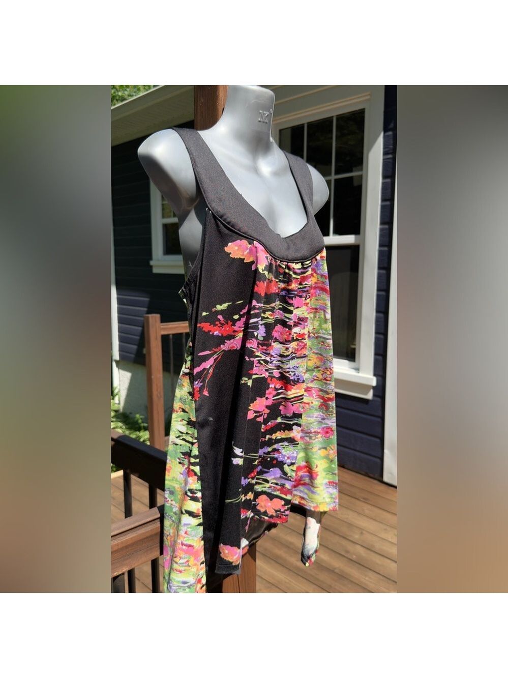 •Women's Multicolor Sleeveless Blouse - Picture 3 of 11
